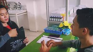 Salah satu pegawai di apotek di yogyakarta itu, faticha naja mahira, mengatakan, saat ini masker dengan kemasan boks oranye ini sudah tidak diedarkan dan pihaknya juga sudah tidak berjualan. Simulasi Melamar Pekerjaan Di Apotek Youtube