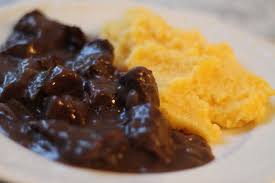 Ecco un secondo dal sapore particolarmente deciso, la carbonade valdostana! Carbonade Valdostana Con Polenta Ricette Polenta Piatti