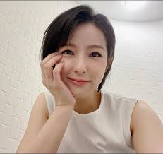 那些長髮和短髮下的大小事》 不管長髮還是短髮， 不管你是性格敏感， 還是曬到膚質敏弱， 如果有罐萬能凝霜， 讓你擁有超棒膚質， 就是一個大寫漂亮，  連心情都不敏感了。 你問我為何膚質好？ 除了吃得好還因為～ 我的保養後台很硬😏 如果你不想讓漂亮被時間季節帶著走 ...