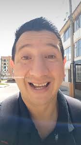 Camina plácido entre el ruido y la prisa y piensa la paz que se puede  encontrar en el silencio.