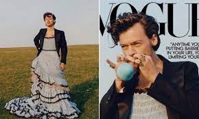 The boys and the girls are here, i mess around with him, and i'm okay with it this is the new bi anthem, thank you harry styles pic.twitter.com/xh76whnxmd. Baba Gendernormen Harry Styles Ist Als Erster Mann Allein Auf Dem Vogue Cover Wienerin
