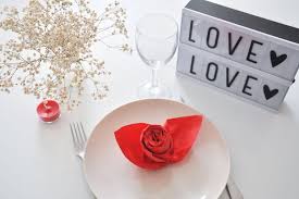 Tout ce qu'il faut savoir ce sur délicat art de table et en particulier le pliage des serviettes. Pliage De Serviette Rose En Bouton