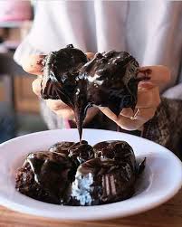 Yang membuat brownies kukus chocolatos berbeda dengan brownies coklat biasa adalah rasa chocolatosnya yang nyoklat khas. Resep Membuat Kue Brownies Kukus Cokelat Lumer