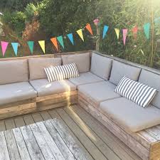 Le salon de jardin en palette continue à faire des adeptes. 44 Idees D Un Plan De Salon De Jardin En Palette Diy Diy Jardin Zenidees Salon De Jardin Palettes Canape Palette Palette Jardin