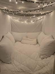 26 Ways To Take The Summer On Your Room Eweddingmag Com Sleepover Room Dream Rooms Cozy Decor