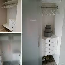 Wir Hatten Ja Bei Der Hausplanung Im Eingangsbereich Hinter Der Tur Eine Nische Eingeplant Das Endergebnis Hatte Haus Planung Garderobennische Eingangsbereich