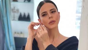 Born in şişli, istanbul, simge decided to pursue a career in music and with her father's support enrolled in istanbul. Kendisini Sarkici Simge Sagin Gibi Tanitan Kabin Memuruna 4 Yil Hapis Istemi Magazin Haberleri Ntv