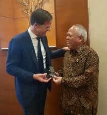 Mark lacht alles weg en komt er tot nu toe mee weg. File Mark Rutte With Basuki Hadimuljono Jpg Wikipedia