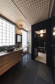 オリエンタルな香り漂うインテリアデザイン ガラスブロックを通して自然の光が柔らかに空間を包み込みます アジアンテイストの網代天井に 墨入モルタルと塗装で仕上げたブラックの壁のコントラストが絶妙 床は大判の大理石を貼りスッキリと アンティークな