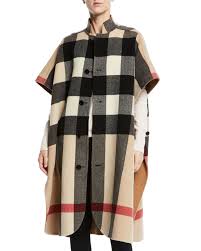 Egal ob schlichtes beige oder das typische burberry muster an kühleren tage ist das cape ein perfektes accessoire, das dank des weichen materials genügend wärme spendet und gleichzeitig einen. Base Affascinante Volonta Reversible Burberry Cape Software Pillola Orso