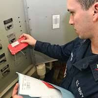 Elektroniker 3. Klasse Joseph Bologna, links,