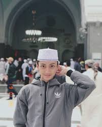 Dengan kulit putih, hidung mancung, dan mata yang sedikit sipit, azmi siap membuat kaum hawa yang melihatnya langsung jatuh hati. 10 Potret Imut Gus Azmi Penyanyi Religi Muda Yang Tengah Naik Daun