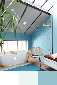 Une Ambiance Scandinave Pour Cette Salle De Bain Alliant Mobilier Blanc Et Bois Ainsi Qu Un Camaieu De Bleus Pour Les Murs Et V33 Mobilier Blanc Salle De Bain