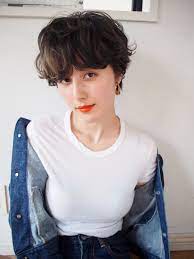 ジェンダーレスがキーワード 少年と少女が同居する ショートヘア カタログ キナリノ ショートのヘアスタイル パーマ レディース ハンサム ショート