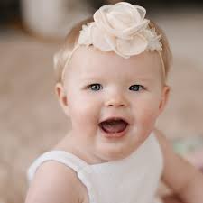 Let's talk about a minimalist cake smash session!!! I'm ALL about my cake  smash sessions being simplistic, which means neutral tones (preferably  white), clean lines, SIMPLE cake, and in general keeping the