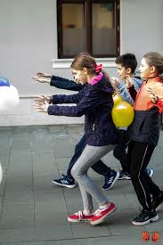 (impartirea pe fragmente a fost facuta in clasa.) lb. Joc È™i MiÈ™care Cursa Baloanelor Manute Pricepute