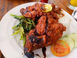 Selain sajian ayam taliwang, pulau lombok juga punya sajian yang tak kalah sedap yaitu ayam masak lombok. Ayam Taliwang Kuliner Lezat Khas Lombok Yang Bikin Lidah Bergoyang Jelajahi Indonesiamu