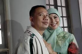 Kalina oktarani juga menyampaikan permohonan maafnya kepada awak media, karena ia belum mau dimintai keterangan terkait gagal menikah dengan vicky prasetyo. Sempat Dilarikan Ke Rs Kalina Oktarani Bahagia Ditemani Vicky Prasetyo Matamata Com