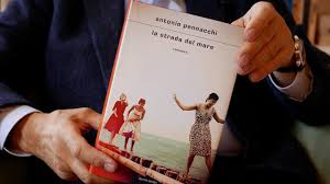 Gianrico carofiglio, gad lerner, laura pariani, antonio pennacchi (2010) · federica manzon, ernesto ferrero, maria pia ammirati, giuseppe lupo (2011) · francesca melandri, marco missiroli, giovanni montanaro, marcello fois (2012) · fabio stassi, giovanni cocco, beatrice masini, valerio magrelli (2013) · mauro corona, giorgio falco, fausta. Circolo Dei Libri 05 02 2021 Antonio Pennacchi La Strada Del Mare Youtube