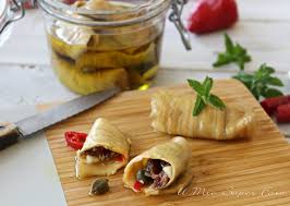 E' importante scegliere verdure di stagione e fresche per poi conservarne l'aroma e il sapore nei mesi invernali. Involtini Di Melanzane Sott Olio Ripieni Con Capperi E Acciughe