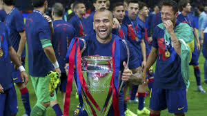 O lateral brasileiro daniel alves ultrapassou pelé e se tornou o jogador com mais títulos na história pelé tem três. Como Era O Mundo Quando Daniel Alves Ganhou Seu Primeiro Titulo Profissional Da Carreira