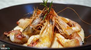 I gamberi al lardo, accompagnati da una cremosa salsa di cannellini, sono una sfiziosa idea per un antipasto originale le code di gambero vengono avvolte in gustose fettine di lardo, rese croccanti. 495 Gamberi Lardellati Su Crema Di Fagioli Anche Senza Tovaglioli Antipasto Di Pesce Facile Youtube