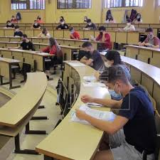 Las universidades debieran prepararse para recibir en clases a estudiantes este 2021, sujeto a una rotación adecuada y. Mas Control Y Menos Clases Presenciales Para Atajar Brotes En Universidades Sociedad Agencia Efe