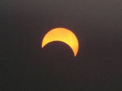 Was ist eine partielle sonnenfinsternis, was macht die sonnenfinsternis partiell? Welt Der Physik Wie Kommt Es Zu Einer Sonnenfinsternis