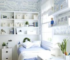 Mengatur ruangan dan cara menentukan benda apa yang layak di kamar tidur dengan luas yang tidak terlalu besar memang tak terlalu sulit. Mudah Banget Ini 10 Cara Menghias Kamar Tidur Yang Sempit