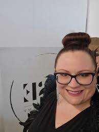 Loretta Lindsay's Instagram, Twitter & Facebook