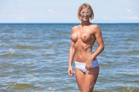 Junge Sexy Frau Mit Nackten Großen Brüsten An Einem Sandstrand Lizenzfreie  Fotos, Bilder und Stock Fotografie. Image 116859155.
