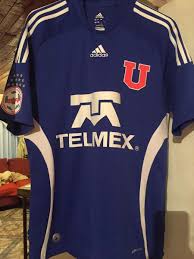 El club universidad de chile 5 es un club de fútbol profesional de chile con sede en santiago.la actual concesionaria del club, azul azul s.a., establece que fue fundado el 24 de mayo de 1927, sin embargo, distintos autores e investigadores señalan que la fecha de fundación corresponde al 25 de marzo de 1911. Universidad De Chile Home Baju Bolasepak 2009 2010
