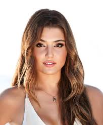 Hande Ercel Uzun Dalgali Sac Tesettur Giyim 2020 Uzun Sac Yeni Sac Sac Stilleri