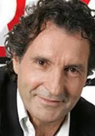 Peu intéressé par les études, son bac en poche, il se confronte rapidement à la vie active et exerce de nombreux métiers. Jean Jacques Bourdin Journaliste Premiere Fr
