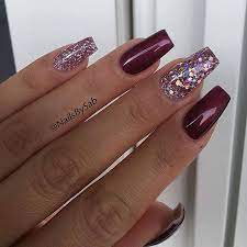 However, if your whole nail is white or noticeably pale, this could be a sign of: 50 Fabulous Ways To Wear Glitter Nails Like A Boss