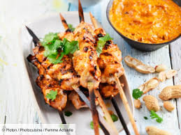 Tous En Cuisine La Recette Des Brochettes De Poulet Sauce Satay Chou Grille De Cyril Lignac En 2020 Chou Grille Poulet Brochette Poulet