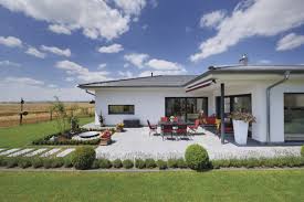 Die grundrisse von modernen bungalows sind meist sehr offen gestaltet und fördern so aktiv das zusammenleben der unterschiedlichen bewohner des hauses. Fertighaus Bungalow Mit Garage Und Walmdach Hausbaudirekt De