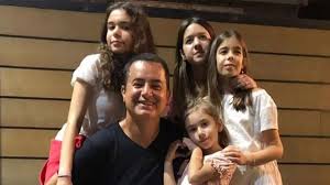 Bir çok sosyal sorumluluk projesinde yer almıştır. Acun Ilicali Kimdir Kac Yasinda Nereli Kac Kez Evlendi Kac Cocugu Var