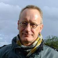 Jeżeli nie ustawia lusterek i soczewek w labie albo nie stroi laserów, to zapewnie jest. Ryszard Piotrowicz Professor Of Law Aberystwyth University Linkedin