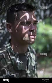ÉTATS-UNIS Jonathan Orozco, spécialiste du traitement de l'eau et San  Bernardino, originaire de Californie, affecté à la Quartermaster Company  968th, Et la réserve de l'Armée de terre PFC. Un Chen, un spécialiste