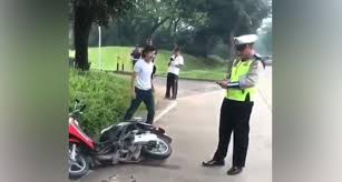 Berdasarkan data dari asosiasi pedagang pasar ia mengatakan, semestinya pengelolaan pasar yang baik menjadi percontohan pasar modern di indonesia. Video Viral Pengendara Ngamuk Rusak Motor Kena Tilang Di Bsd