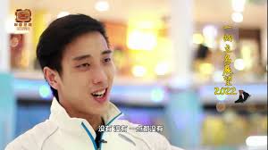 ***八度空间华语新闻系列专访*** 【滑冰场东升旭阳 茹自杰冬奥花滑梦】,  上个月的今天，有一位年轻人名字重复在媒体版面出现，不但打开自身知名度，也催谷我国少见体育赛事花式滑冰，他就是21岁国手茹自杰。虽然这位我国首名冬奥选手的征途因为1.15分微差嘎然而止，但全新篇章才正式开启。 