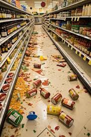 Heute Morgen im Supermarkt hörte ich plötzlich ein lautes Krachen – etwas war heruntergefallen und zerbrochen. Aus Neugier ging ich dem Geräusch nach und sah einige Menschen tuscheln und zum Ende des