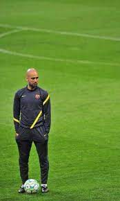 Pep guardiola بيب غوارديولا إي سالا هو لاعب كرة قدم إسباني سابق، ومدرب كرة قدم حالي في مانشستر سيتي الذي يشارك في الدوري الإنجليزي الممتاز.، تعرف على السيرة الذاتية الإنجازات والحكم والأقوال وكل المعلومات التي تحتاجها عن بيب غوارديولا. Ø¨ÙŠØ¨ Ø¬ÙˆØ§Ø±Ø¯ÙŠÙˆÙ„Ø§ Ø§Ù„Ø®Ù„ÙÙŠØ© ØªØ­Ù…ÙŠÙ„ Ø¥Ù„Ù‰ Ù‡Ø§ØªÙÙƒ Ø§Ù„Ù†Ù‚Ø§Ù„ Ù…Ù† Phoneky