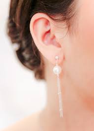 Ravissante paire de boucles pendante mariage d'oreilles gouttes strass et perles nacrées swarovski, sobre et élégante. Boucles D Oreilles De Mariee Longues Avec Perle Nacree Et Pompon En Chaine Perlee Argent Princesse D Un Jour