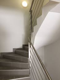 Garde Corps Inox Dans Escalier Poteaux Carres Et Remplissage Barres Inox De 10mm Gardino Decoration Escalier Garde Corps Escaliers Maison