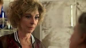 Darlene conversa com Ivonete enquanto se prepara para maquiar seu Januário