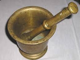 الهاون والمدقة: هي أداة لسحق الحبوب التي يتم تحويلها إلى عجينة أو مسحوق  بسبب دكها بمدقة المهراس. غالبا ما تكون مصنوعة من صحن عميق بمادة النحاس في  شكل وعاء مع مدقة ويمكن