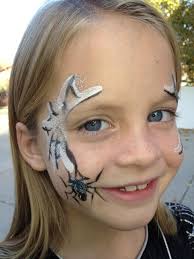 Pour les yeux, si tu ne te sens pas d'attaque, tu peux simplement utiliser un ligneur, en si tu n'as pas envie d'un maquillage super imposant et long à faire, mais que tu souhaites tout de même donner une petite touche d'halloween subtile à ton look, cette toile d'araignée sur la paupière est parfaite. Maquillage Halloween Enfant Idees Pour Vos Petits Monstres