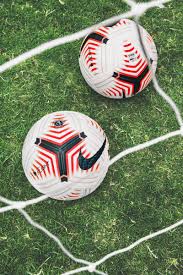 Contested by 20 clubs, it operates on a system of promotion and relegation with the english football league (efl). Lusail Ù„ÙˆØ³ÙŠÙ„ Twitterissa Ø´Ø±ÙƒØ© Ù†ÙŠÙƒÙŠ ØªÙƒØ´Ù Ø¹Ù† Ø§Ù„ÙƒØ±Ø© Ø§Ù„Ø¬Ø¯ÙŠØ¯Ø© Ø§Ù„ØªÙŠ Ø³ØªØ®Ø§Ø¶ Ø¨Ù‡Ø§ Ù…Ø¨Ø§Ø±ÙŠØ§Øª Ø§Ù„Ø¯ÙˆØ±ÙŠ Ø§Ù„Ø§Ù†Ø¬Ù„ÙŠØ²ÙŠ Ø§Ù„Ù…Ù…ØªØ§Ø² ÙÙŠ Ø§Ù„Ù…ÙˆØ³Ù… Ø§Ù„Ù…Ù‚Ø¨Ù„ 2020 2021